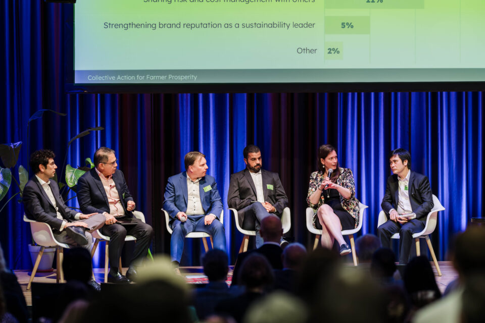 In the photo from left to right: Daniele Buzzeti (Nestlé), Deepak Kaul (ofi), Stefan Dierks (Mellita), Rafael Fonseca (Coomap), Tessa Meulensteen (idh – The Sustainable Trade Initiative) and Tran Cong Thang (Vietnamese Coffee Coordination Board).